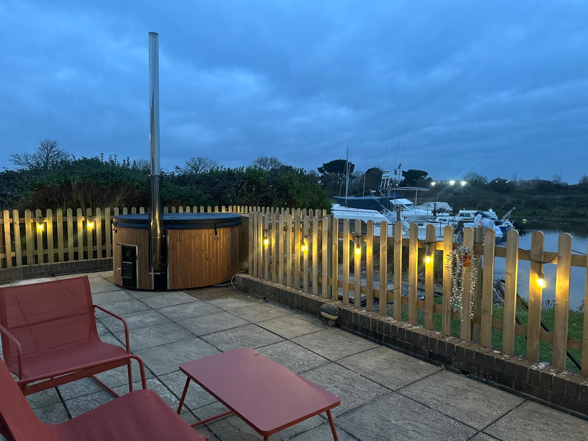 Hot Tub With A View - Christchurch Harbour Экстерьер фото