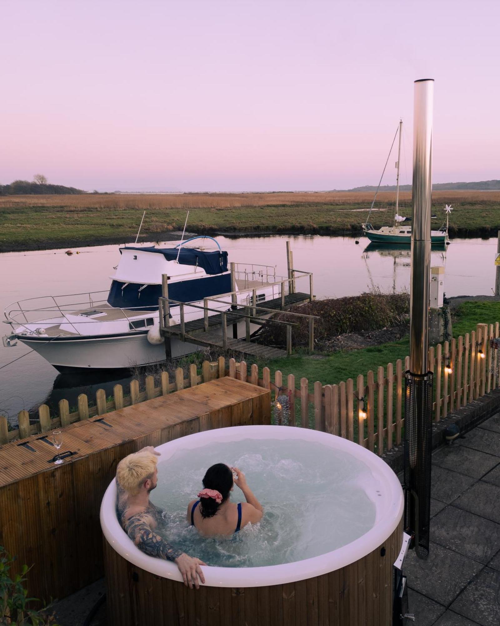 Hot Tub With A View - Christchurch Harbour Экстерьер фото