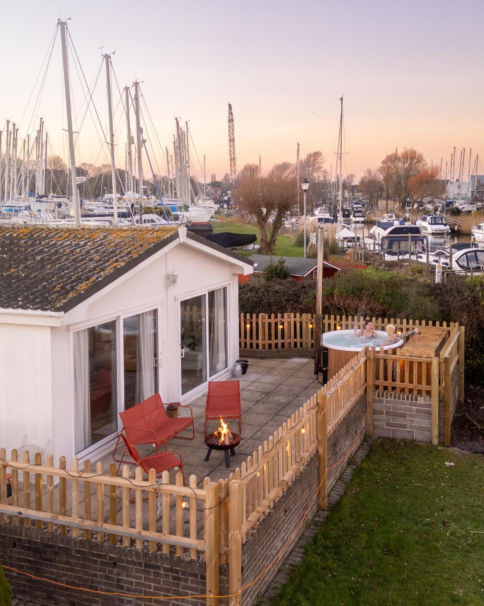 Hot Tub With A View - Christchurch Harbour Экстерьер фото